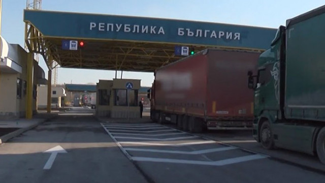 Търсят се варианти за справяне със задръстванията на ГКПП „Дунав мост“